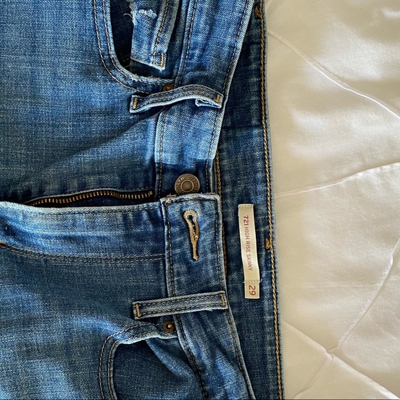 High Rise Skinny Levis with Back Pocket Design - Picture 4 of 4